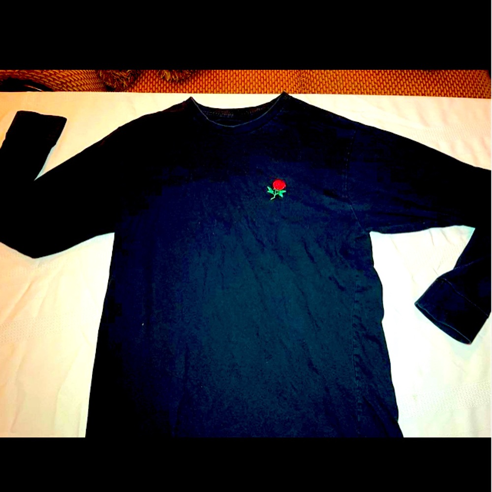 Unisex rose logo long sleeve black shirt size medium